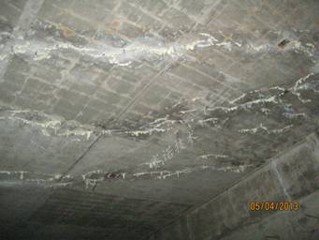 注漿使用的聚氨酯將混凝土整體分割成多塊混凝土