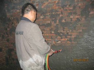 磚混結(jié)構(gòu)漏水用YYA特種漿料進(jìn)行噴涂