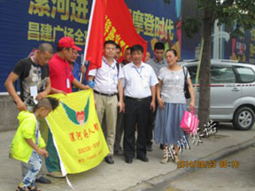 鄭州賽諾建材有限公司王福州總經(jīng)理與愛心團(tuán)隊在一起