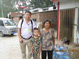 鄭州賽諾建材有限公司王福州總經(jīng)理于貧困家庭代表在一起