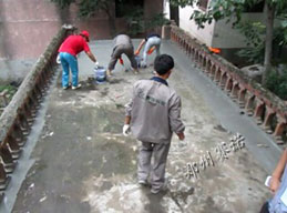 愛(ài)心隊(duì)員在做屋面防水