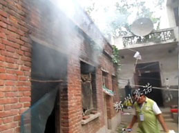 郭大爺家里屋頂漏水嚴(yán)重