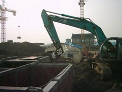 不規(guī)范施工及人為破壞很容易將卷材或涂料防水層破壞，形成漏水與竄水