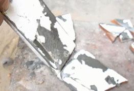 粘結力強可以把瓷磚的釉面分離