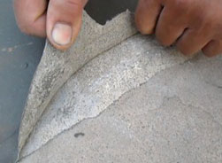 具有剛柔兩道防水作用，表層防水層被破壞也不易漏水