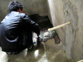 施工工人用改性MD聚合物防水涂料進行衛(wèi)生間防水施工