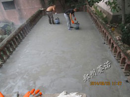 工人用改性MD聚合物防水涂料進行屋面防水施工