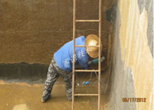 施工工人對池子做基層處理