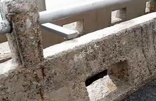 高速公路防撞墻銹跡斑斑