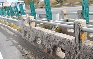 高速公路遭到融雪劑腐蝕