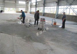 工人在生產(chǎn)車間進(jìn)行高硬度耐腐蝕地坪施工 工人在生產(chǎn)車間進(jìn)行高硬度耐腐蝕地坪施工