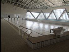 在背水面對(duì)大型游泳池貼過瓷磚滲水的治理