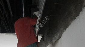 在背水面對(duì)大型游泳池貼過瓷磚滲水的治理