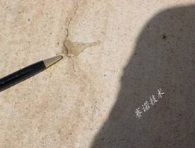 即使有裂紋的地方，水也滲入不進去