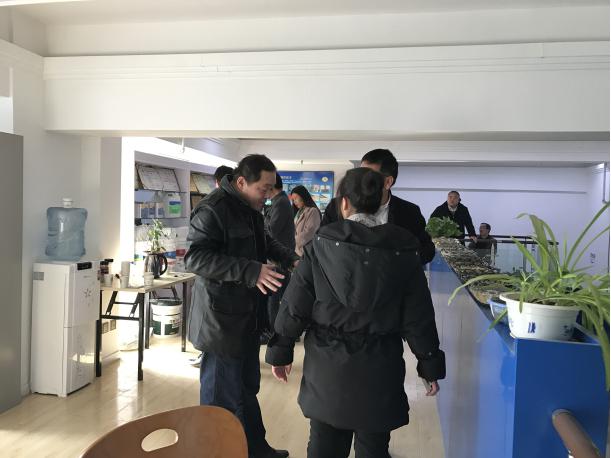 工作人員給來(lái)賓講解冗余密封材料 工作人員給來(lái)賓講解冗余密封材料