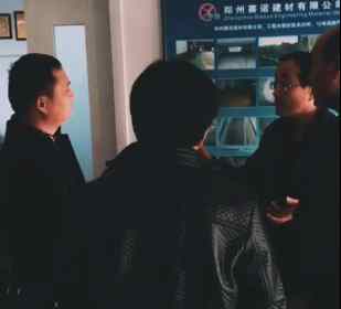 老客戶為新客戶講解賽諾產(chǎn)品