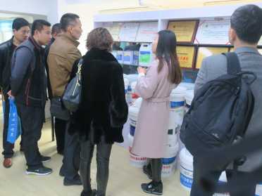 老客戶主動(dòng)為新客戶擔(dān)任起解說(shuō)