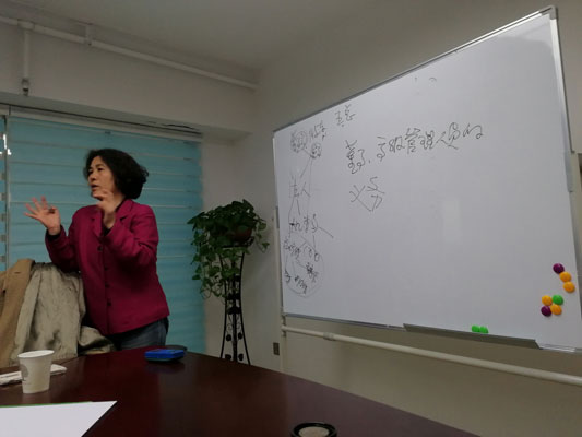 李莘教授在講解法律知識 李莘教授在講解法律知識