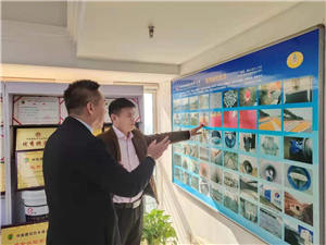 中國(guó)建科院黃靖黃總，河南建材院白召軍白總，張茂亮處長(zhǎng)蒞臨鄭州賽諾建材參觀考察