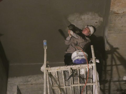 青島萬(wàn)達(dá)公館地下車庫(kù)頂板裂紋注漿后漏水